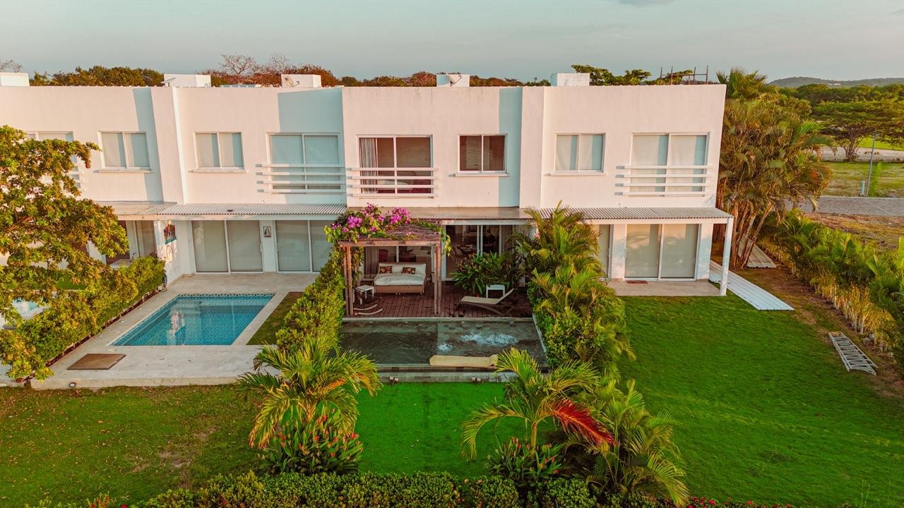 Vista aérea de la casa, la piscina infinita y el jacuzzi