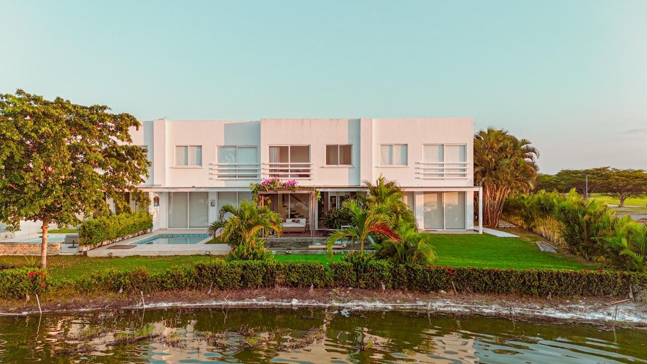 La casa vista desde el lago