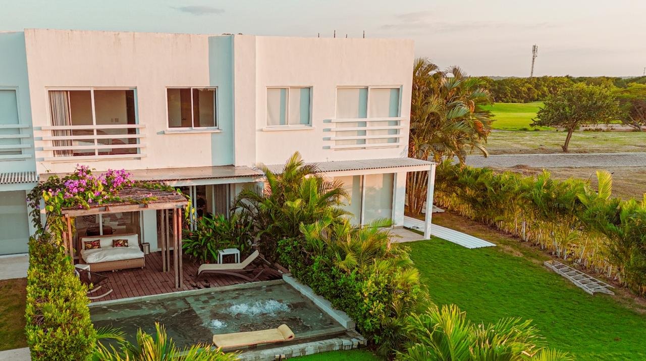 Jacuzzi, pérgola y jardín desde el aire