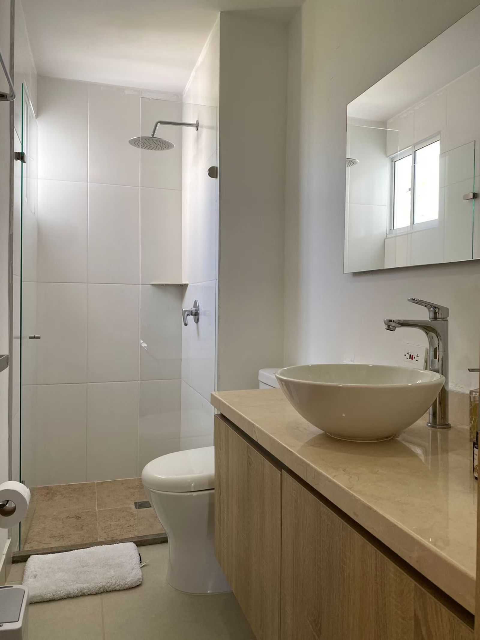 Baño con ducha, lavamanos y espejo
