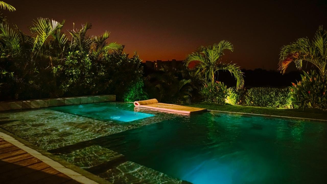 Jacuzzi y piscina de noche