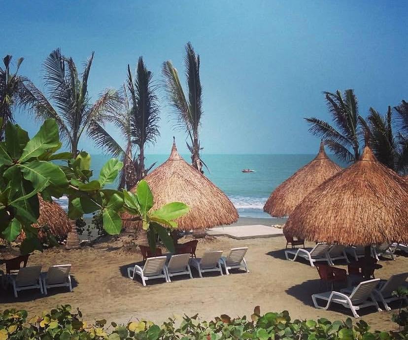 Kioscos y asoleadoras del club de playa