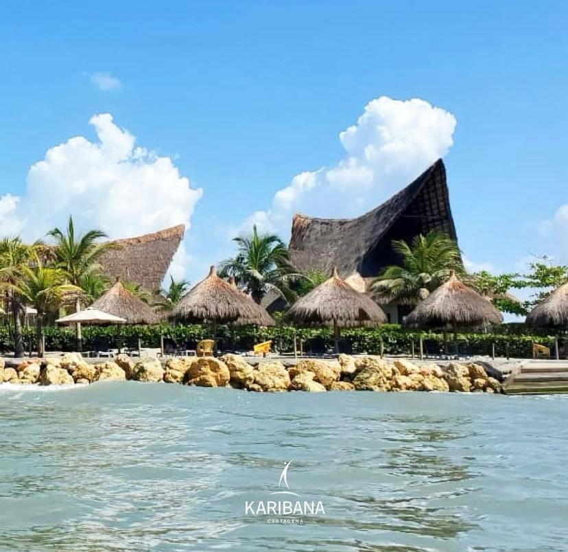 Club de playa visto desde el agua