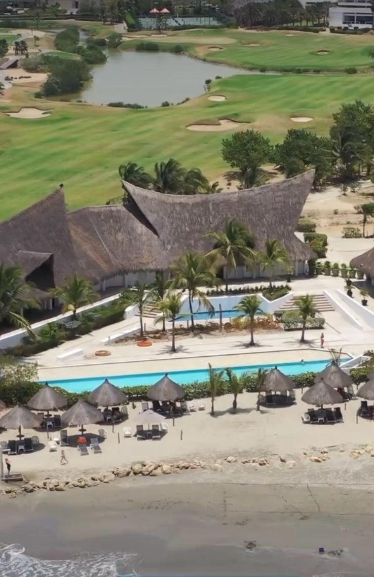 Club de playa y campo de golf desde el aire