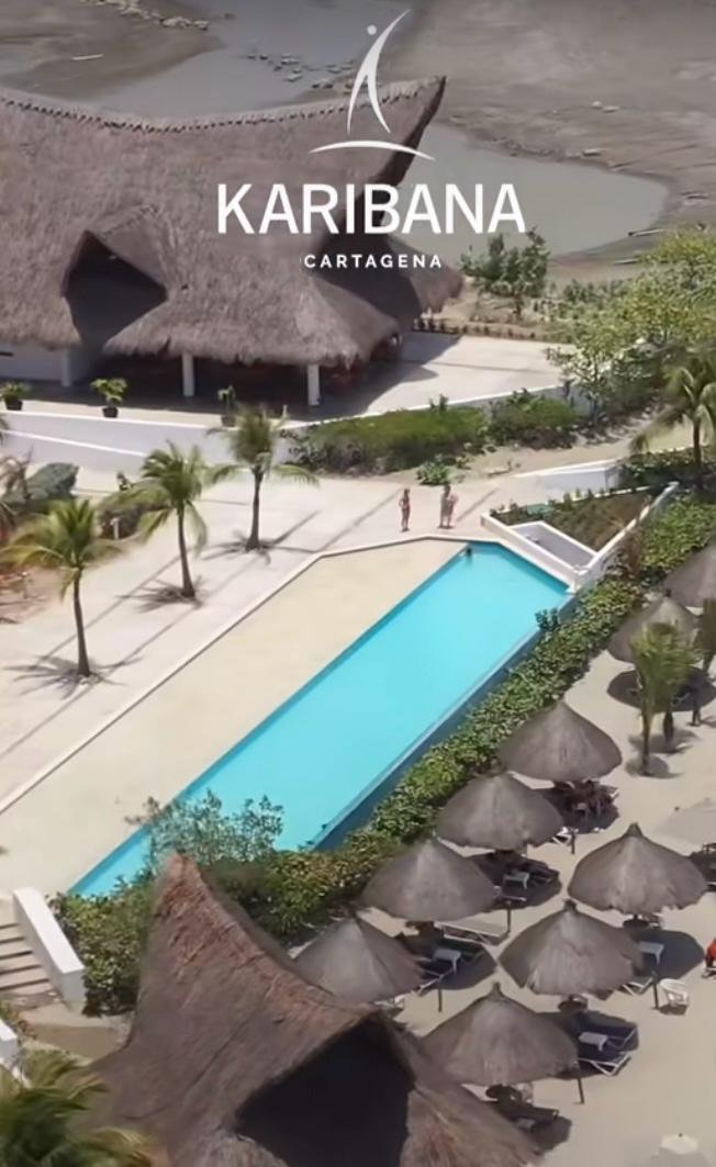 Piscina y kioscos del club de playa privado