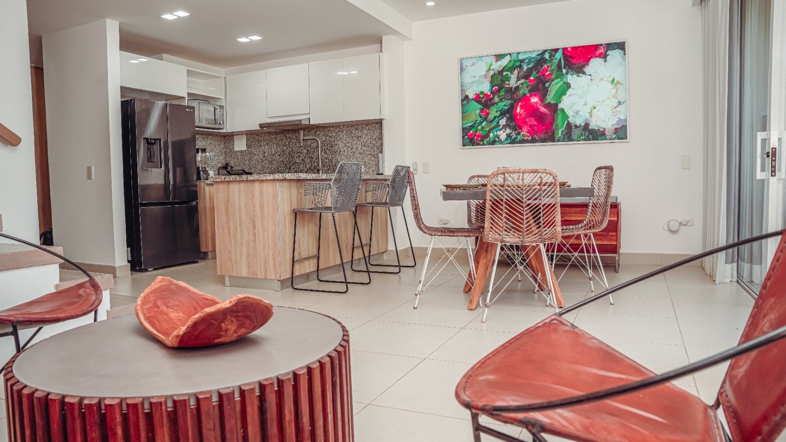 Sala hacia la cocina y el comedor