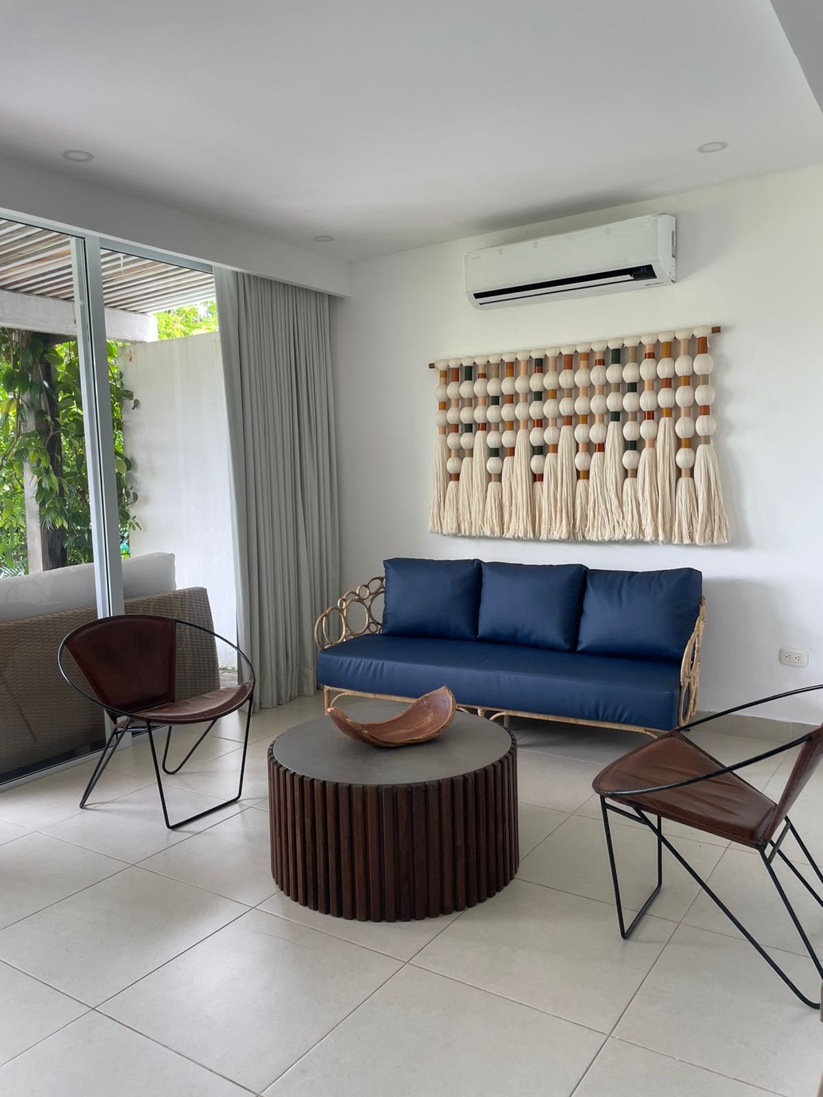Sala con sofá azul y terraza