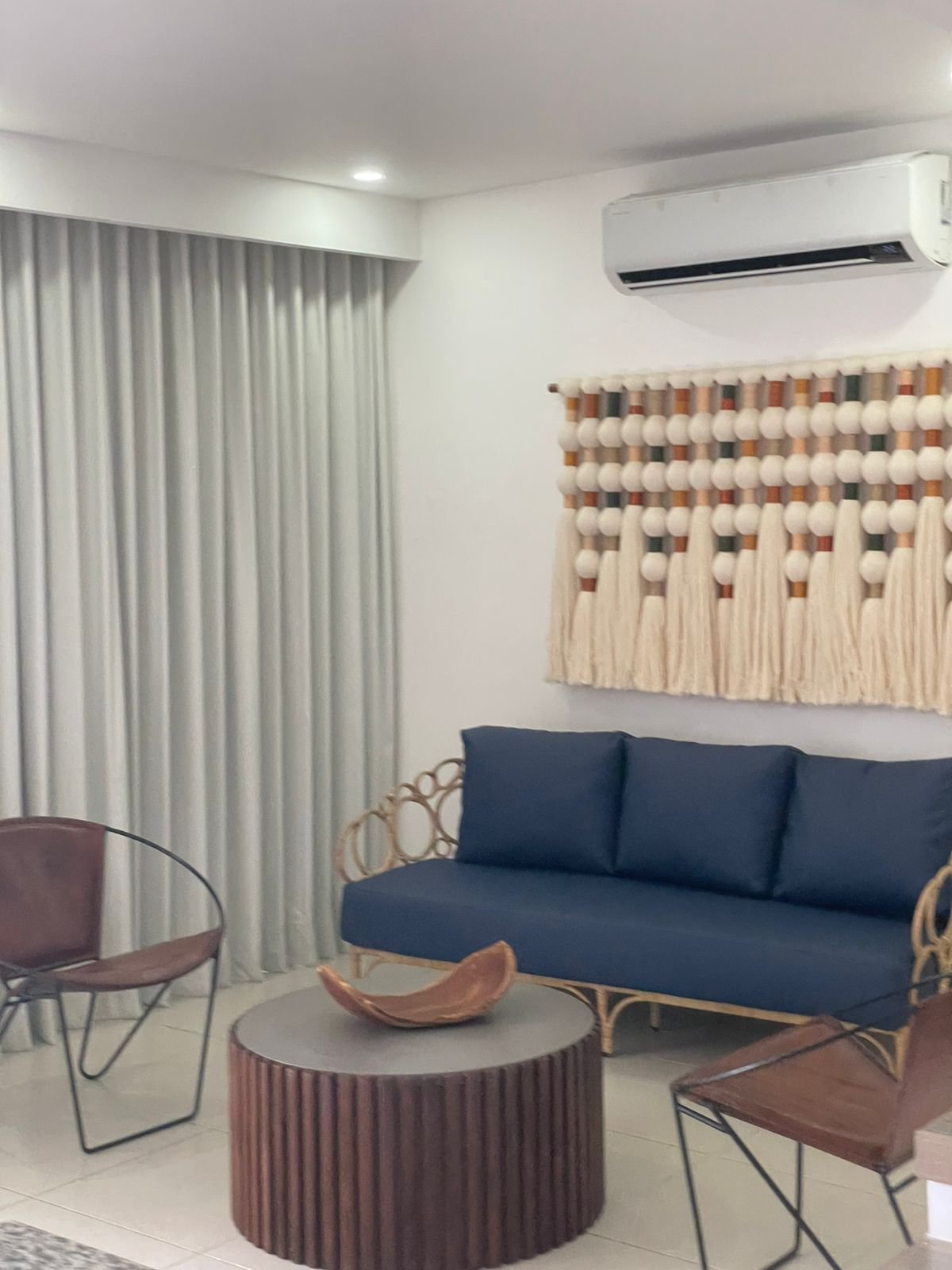 Sofá y cortinas de la sala