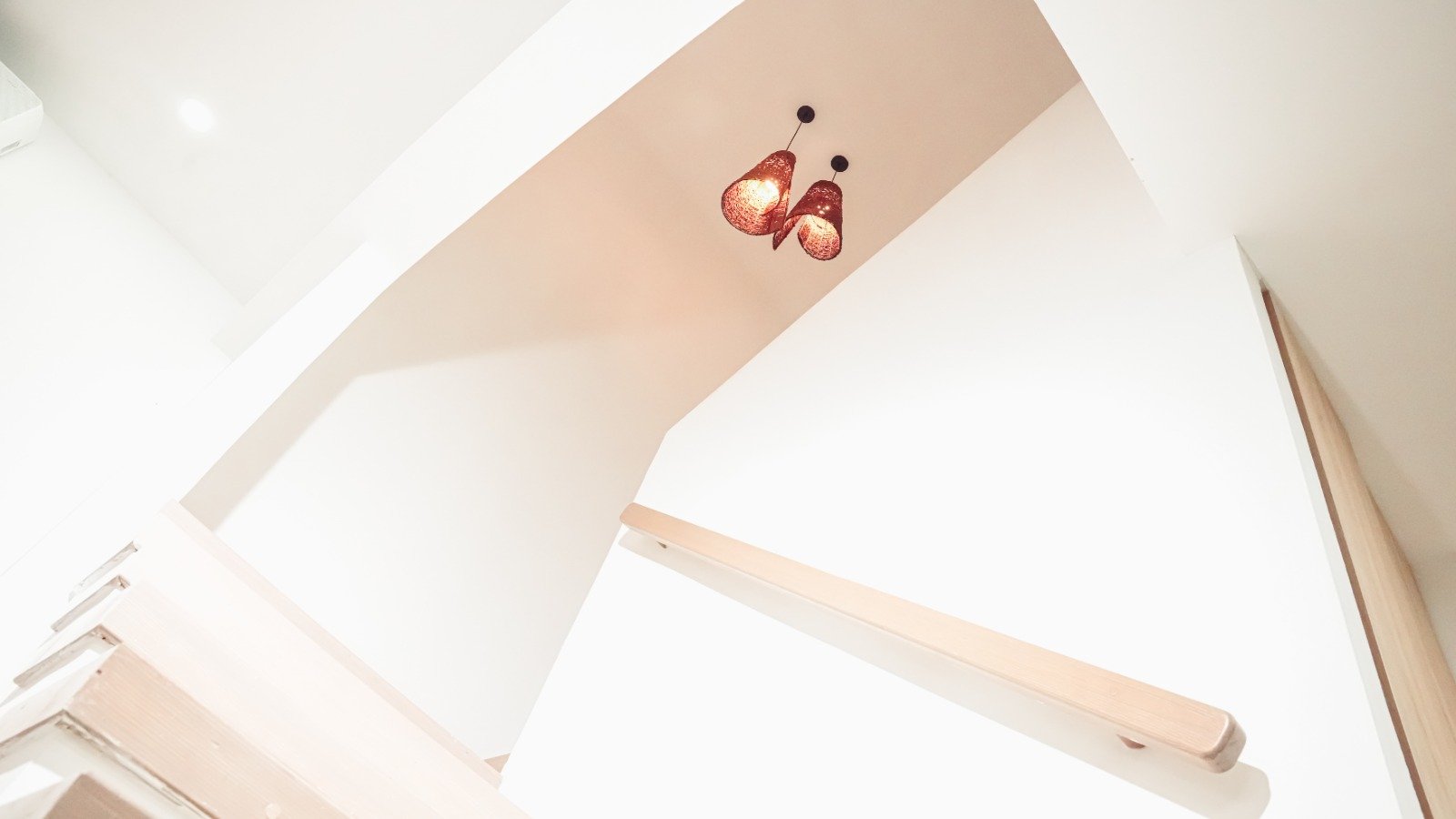 Escalera y lámparas