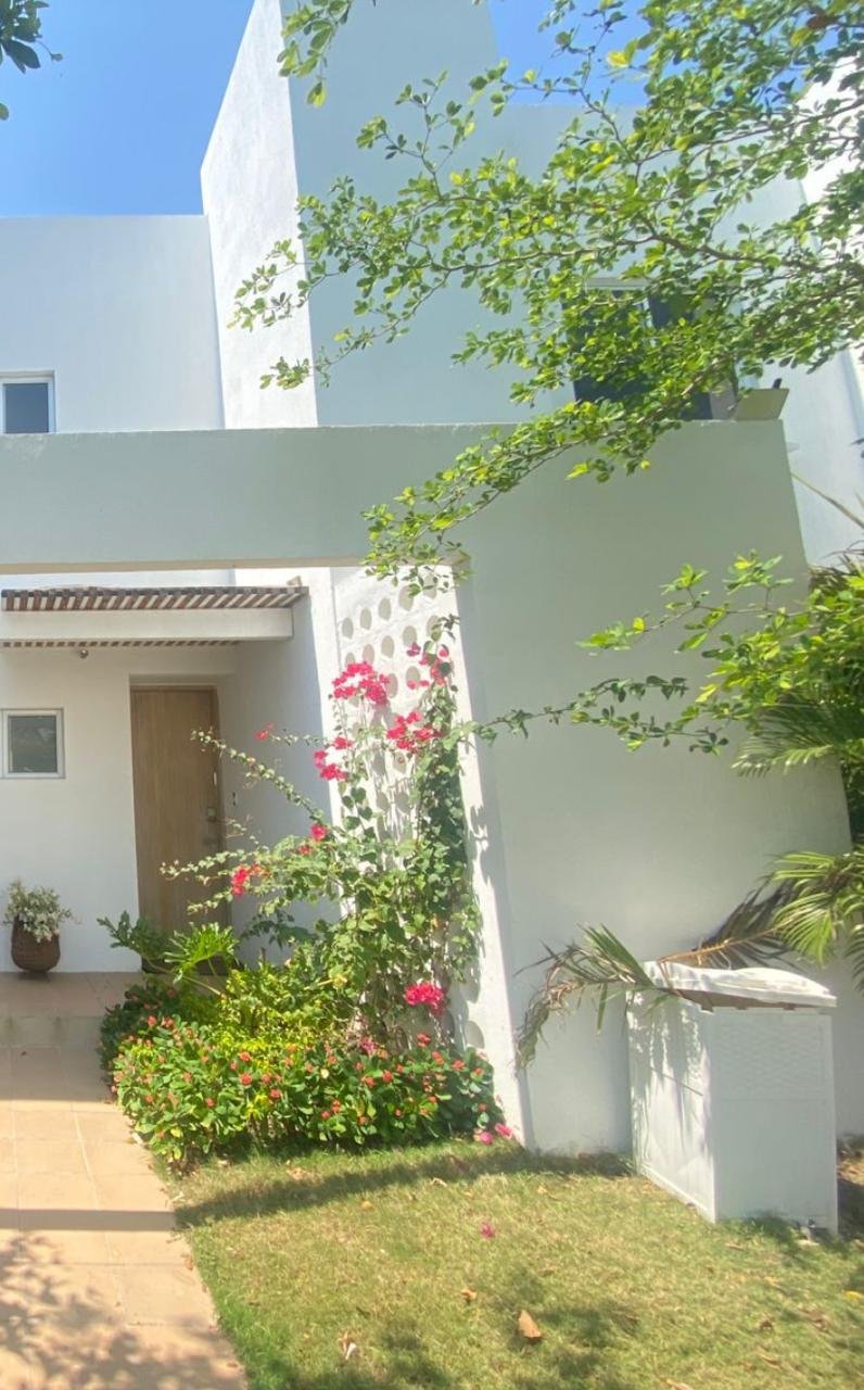 Entrada de la casa con jardín