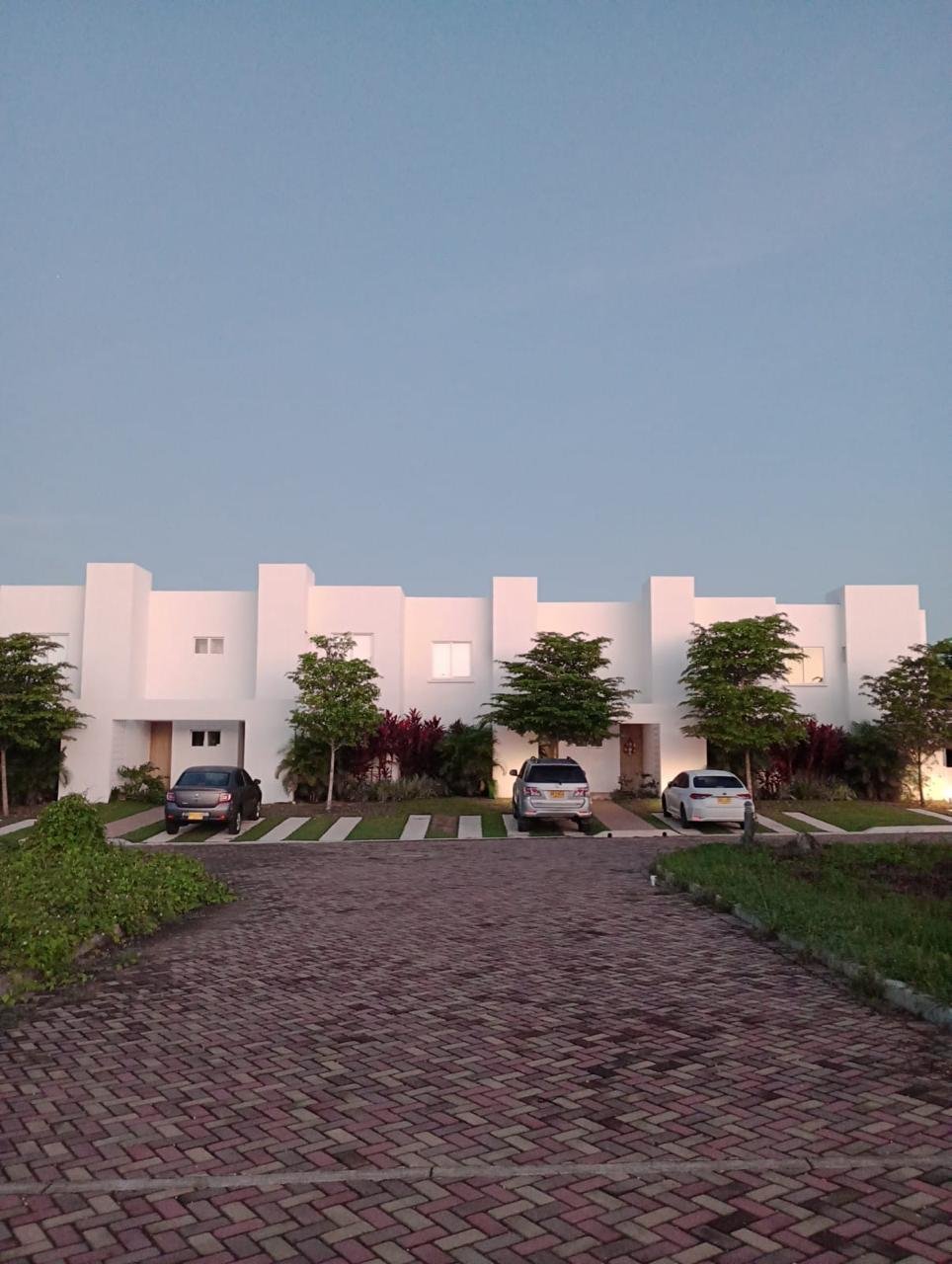 Fachada del conjunto al atardecer