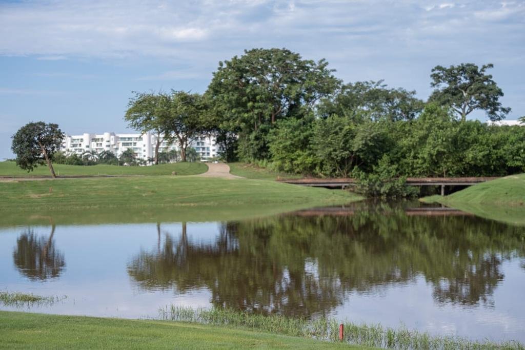 Laguna y green del campo de golf
