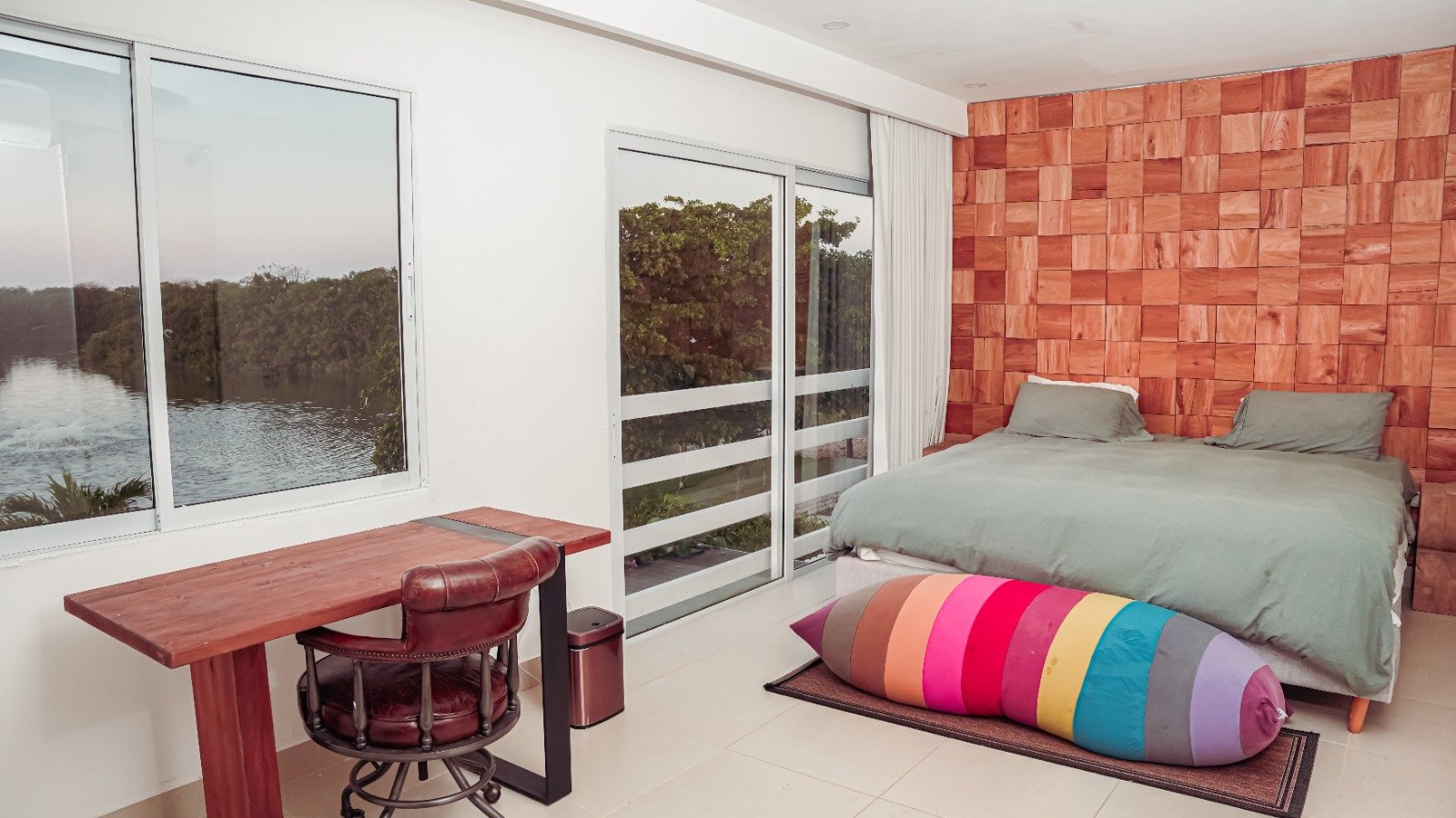 Suite principal: cama king y vista al lago
