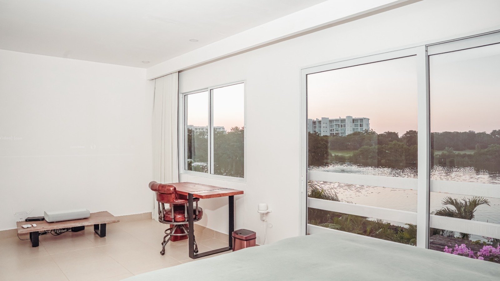 Escritorio, ventana y vista al lago