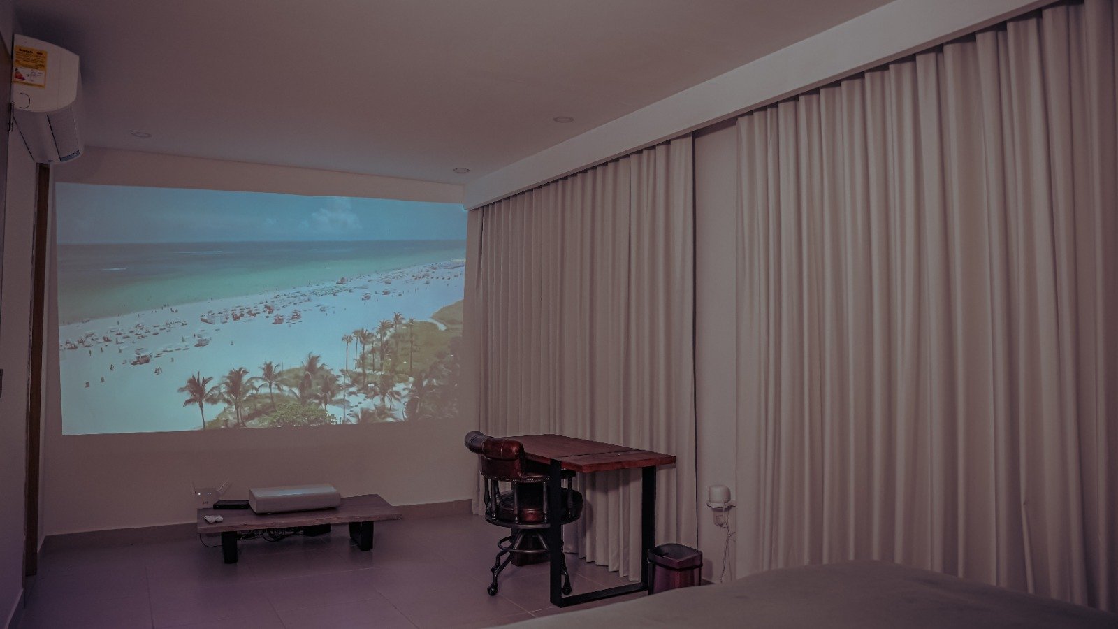 Proyector de 130 pulgadas en la suite principal