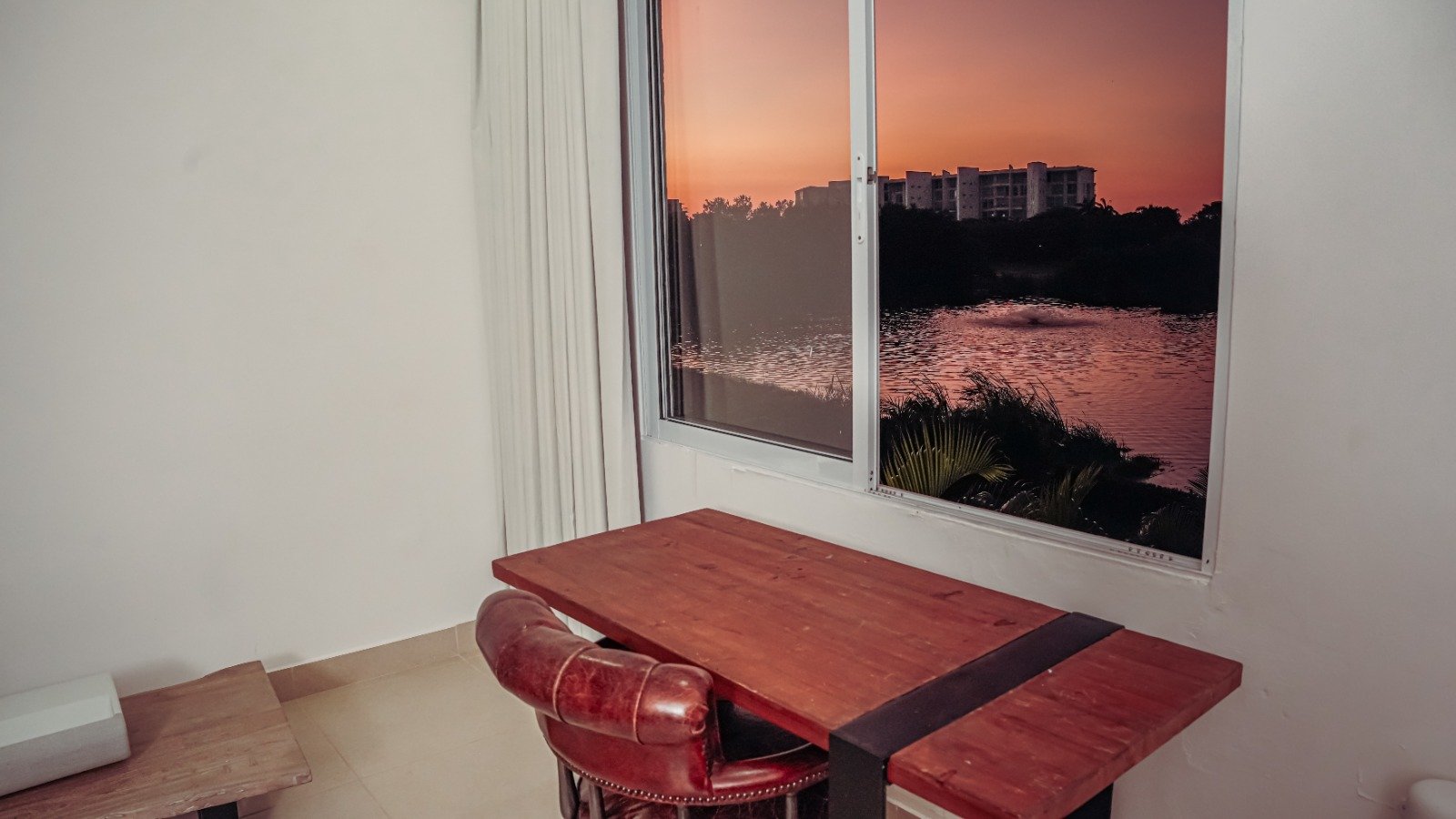 Escritorio con vista al atardecer