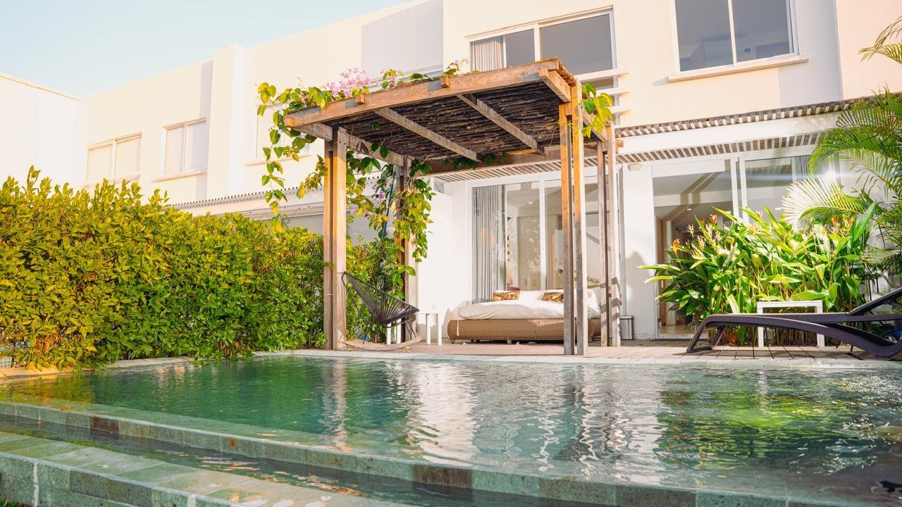 Piscina privada, pérgola y fachada de la casa