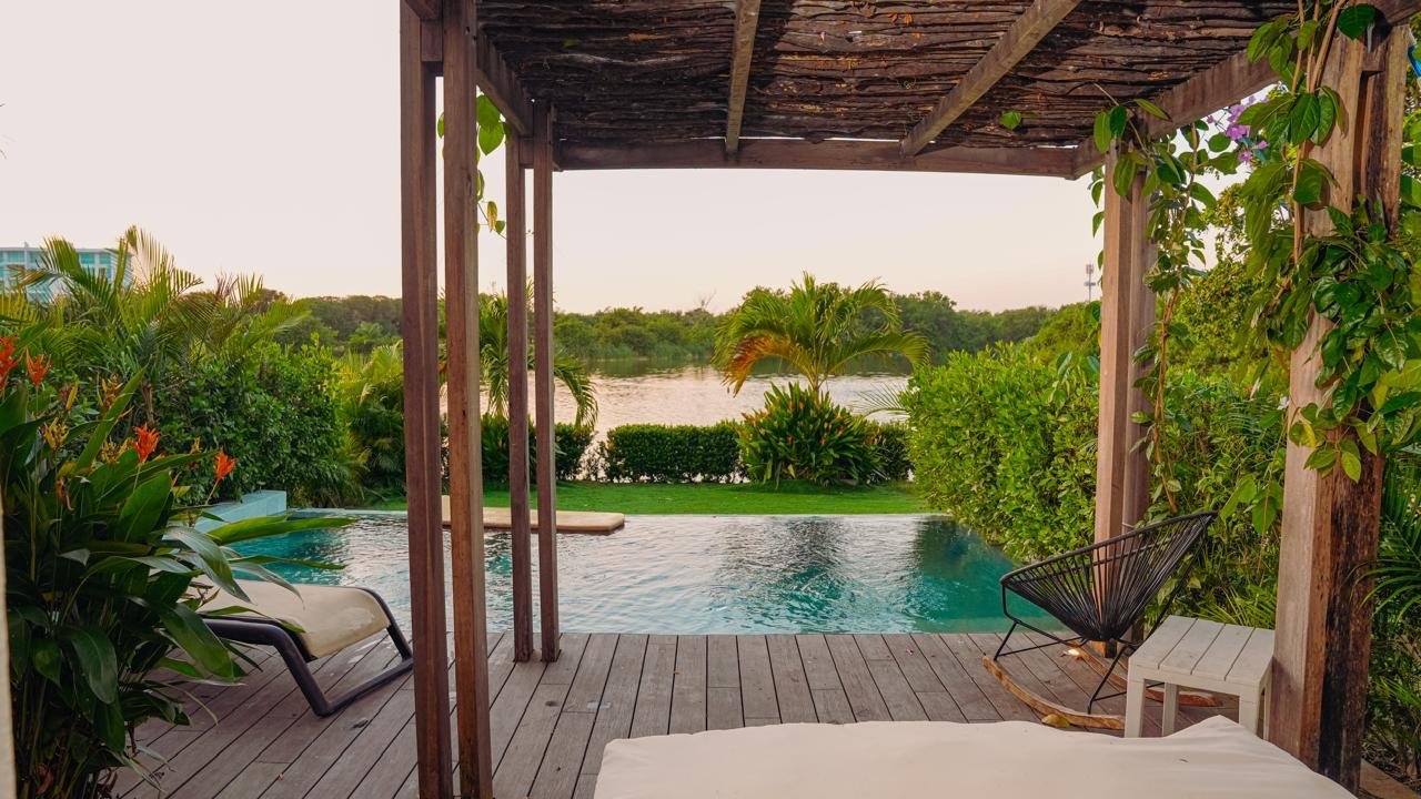 Pérgola abierta hacia el lago