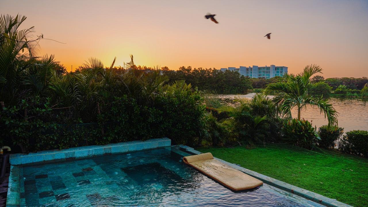 Jacuzzi al atardecer con vista al lago