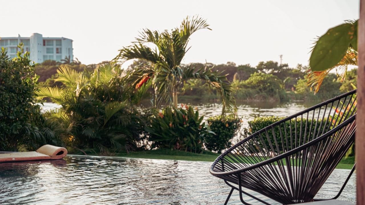 Borde de la piscina infinita y el lago